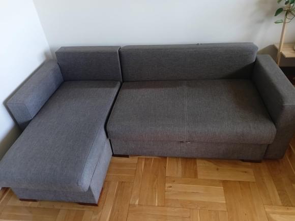 Czysty szary narożnik materiałowy po profesjonalnym praniu tapicerki w Dzierżoniowie.