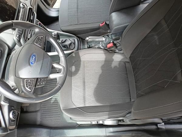 Czysty fotel kierowcy i kierownica w samochodzie marki Ford po praniu tapicerki.
